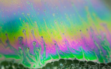 Sabun köpüğü soyutlaması hareket ve farklı renklerle çok yakın