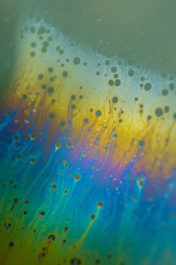 Sabun köpüğü soyutlaması hareket ve farklı renklerle çok yakın