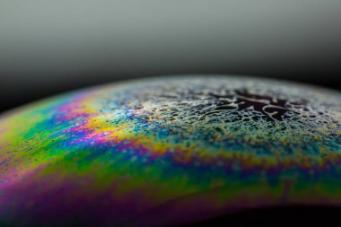 Sabun köpüğü soyutlaması hareket ve farklı renklerle çok yakın