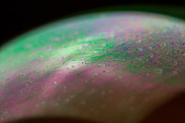 Sabun köpüğü soyutlaması hareket ve farklı renklerle çok yakın