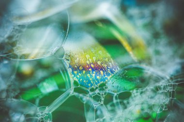 Sabun köpüğü soyutlaması hareket ve farklı renklerle çok yakın