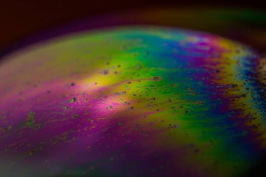 Sabun köpüğü soyutlaması hareket ve farklı renklerle çok yakın