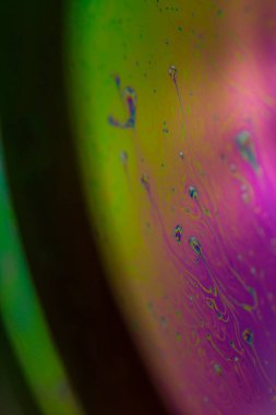 Sabun köpüğü soyutlaması hareket ve farklı renklerle çok yakın