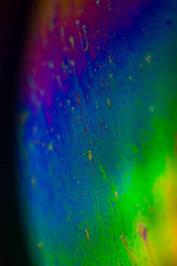 Sabun köpüğü soyutlaması hareket ve farklı renklerle çok yakın