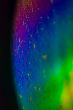 Sabun köpüğü soyutlaması hareket ve farklı renklerle çok yakın