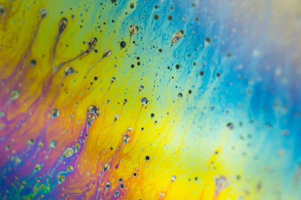 Sabun köpüğü soyutlaması hareket ve farklı renklerle çok yakın