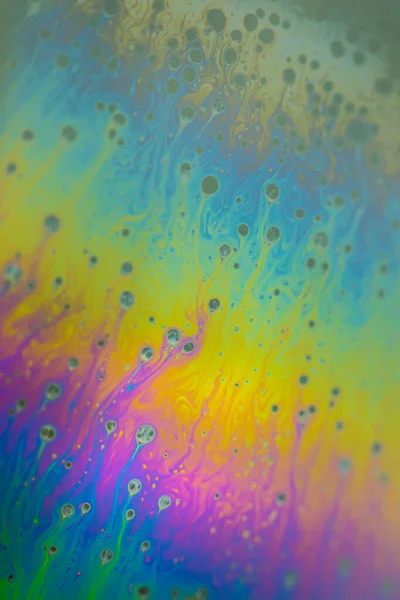 石鹸の泡の抽象化は非常に動きと異なる色で近い — ストック写真