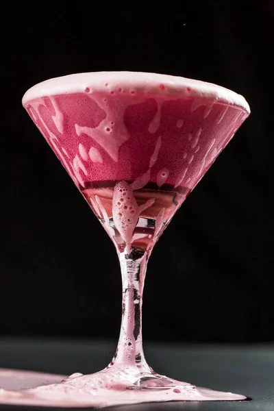 Roze Schuim Van Lekkere Drank Martini Glas Zwarte Achtergrond — Stockfoto