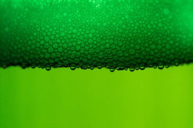 Yeşil şişede köpüklü bira.