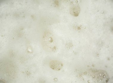 Şişede köpüklü ve köpüklü bira.