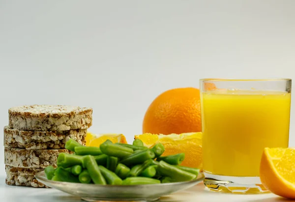 Jus Orange Frais Orange Savoureuse Côté Une Assiette Blanche Avec — Photo