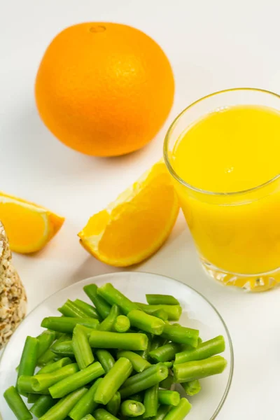 Jus Orange Frais Orange Savoureuse Côté Une Assiette Blanche Avec — Photo