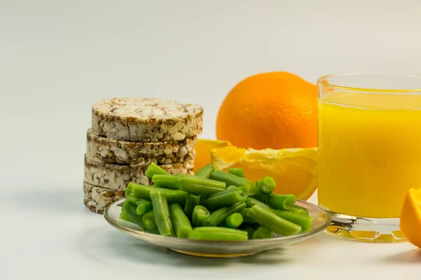 Jus Orange Frais Orange Savoureuse Côté Une Assiette Blanche Avec — Photo