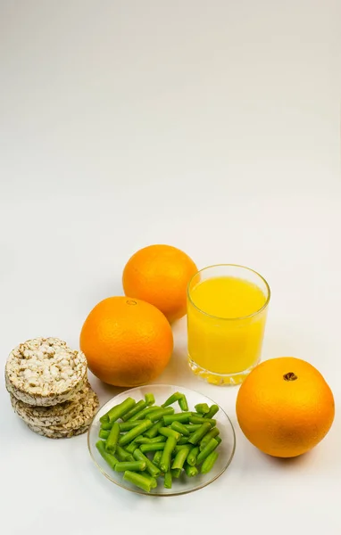 Jus Orange Frais Orange Savoureuse Côté Une Assiette Blanche Avec — Photo