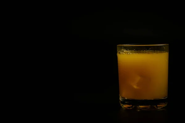 Свежий Апельсиновый Сок Стакане Черном Фоне — стоковое фото
