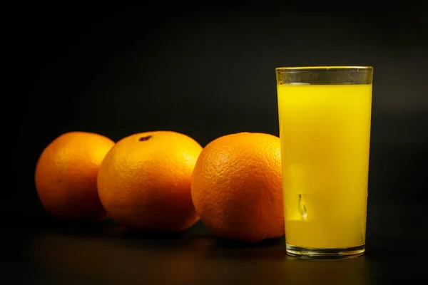 Jus Orange Frais Dans Verre Tranches Oranges Sur Fond Noir — Photo