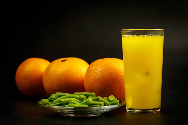 Jus Orange Frais Dans Verre Tranches Oranges Pain Diététique Haricots — Photo