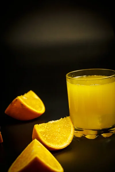 Jus Orange Frais Dans Verre Tranches Oranges Sur Fond Noir — Photo