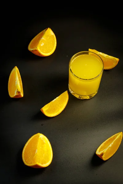Χυμός Πορτοκαλιού Ποτήρι Και Φέτες Πορτοκαλιού Μαύρο Φόντο — Φωτογραφία Αρχείου