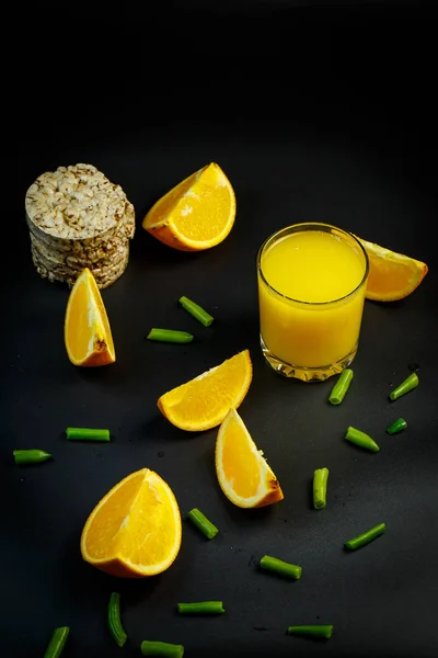 Čerstvý Pomerančový Džus Sklenici Plátky Pomerančů Dietní Chléb Zelené Fazole — Stock fotografie