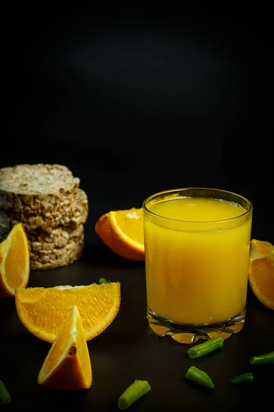 Jus Orange Frais Dans Verre Tranches Oranges Pain Diététique Haricots — Photo