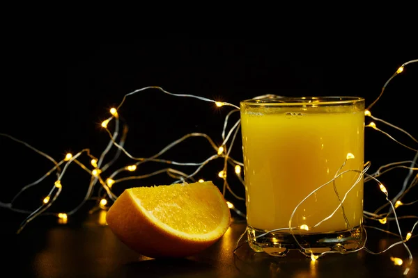 Jus Orange Frais Dans Verre Tranches Oranges Sur Fond Noir — Photo