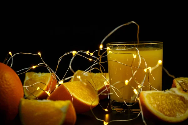 Χυμός Πορτοκαλιού Ποτήρι Και Φέτες Πορτοκαλιού Μαύρο Φόντο — Φωτογραφία Αρχείου