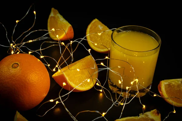 Jus Orange Frais Dans Verre Tranches Oranges Sur Fond Noir — Photo