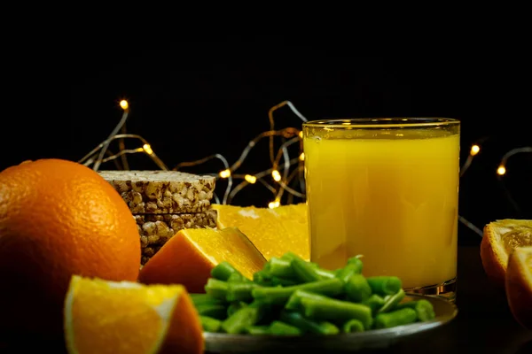 Čerstvý Pomerančový Džus Sklenici Plátky Pomerančů Dietní Chléb Zelené Fazole — Stock fotografie