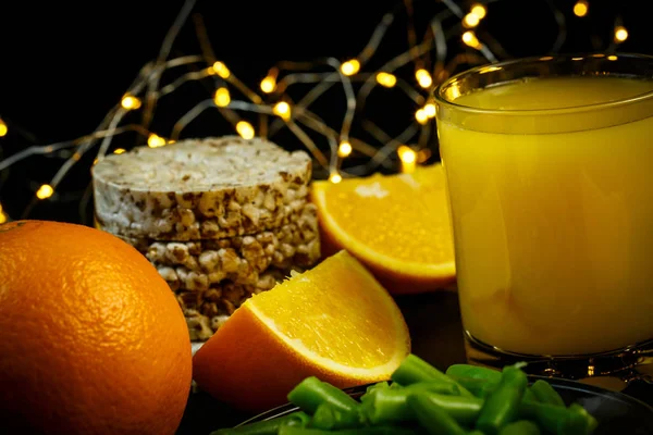 Vers Sinaasappelsap Een Glas Schijfjes Sinaasappels Dieetbrood Groene Bonen Voor — Stockfoto