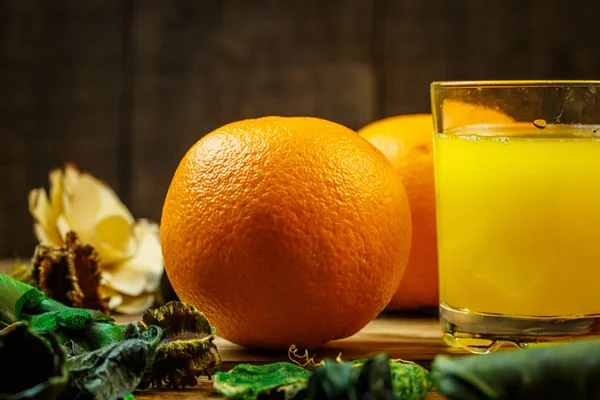 Verre Jus Orange Orange Près Une Table Bois — Photo