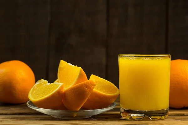 Verre Jus Orange Tranches Orange Sur Une Table Bois — Photo