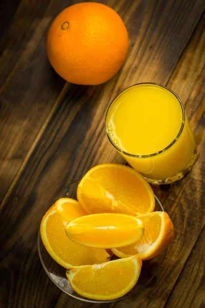 Vaso Zumo Naranja Rodajas Naranja Sobre Una Mesa Madera —  Fotos de Stock