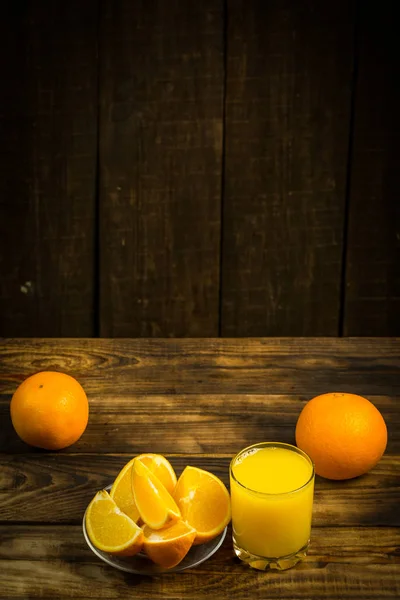 Verre Jus Orange Tranches Orange Sur Une Table Bois — Photo