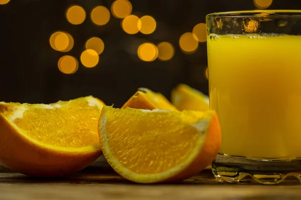 Glas Sinaasappelsap Schijfjes Sinaasappel Een Houten Tafel — Stockfoto