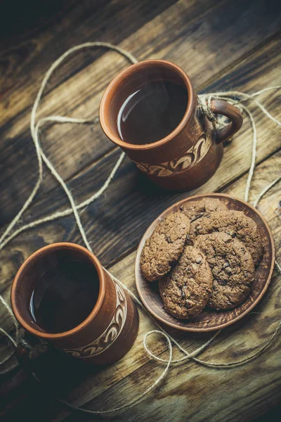 Brown Clay Vintage Coffee Mugs Delicious Chocolate Chip Cookies Wooden — Stock Photo, Image