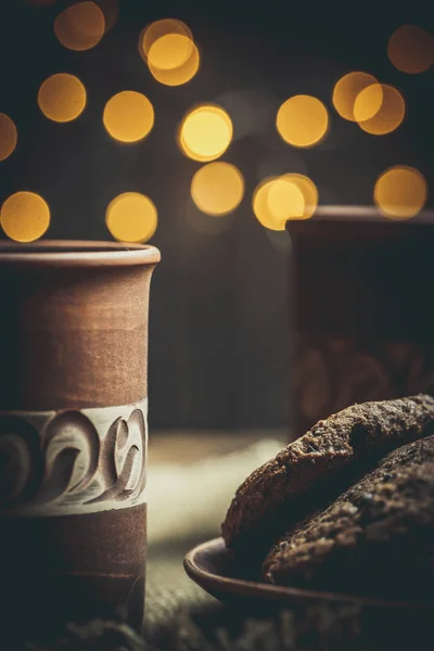 Canecas Café Vintage Barro Marrom Deliciosos Biscoitos Chocolate Uma Mesa — Fotografia de Stock