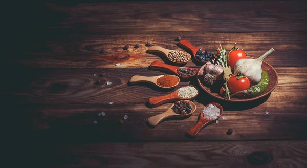 Olika Kryddor Träskedar Och Olika Ingredienser För Matlagning Körsbärstomater Vitlök — Stockfoto