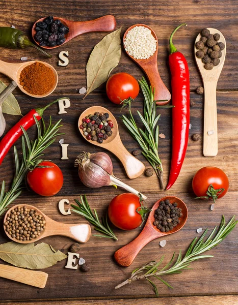 Diverse Spezie Cucchiai Legno Diversi Ingredienti Cottura Pomodorini Aglio Coriandolo — Foto Stock