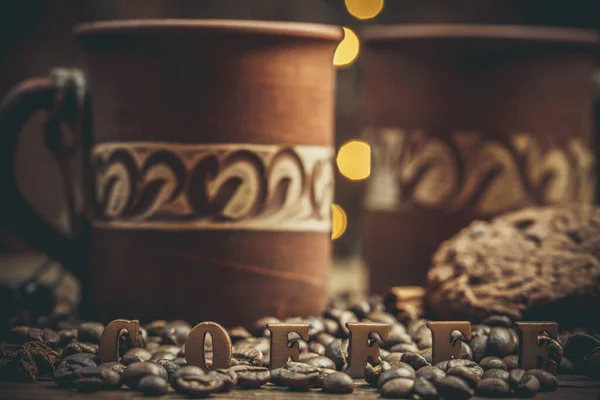 Bekers Kopjes Met Koffie Koffiegranen Peperkoeken Buurt Voor Verfrissingen Warme — Stockfoto