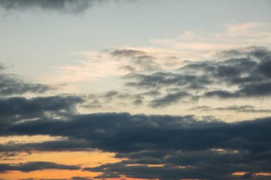 Kışın deniz kenarında koyu turuncu renklerde güzel bir gün batımı.