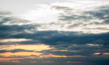 Kışın deniz kenarında koyu turuncu renklerde güzel bir gün batımı.