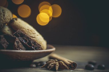 Çikolatalı çörek ve çikolata, ahşap bir masada, sıcak renklerde.