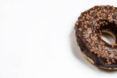 Beyaz arka planda lezzetli pembe ve çikolatalı çörekler.