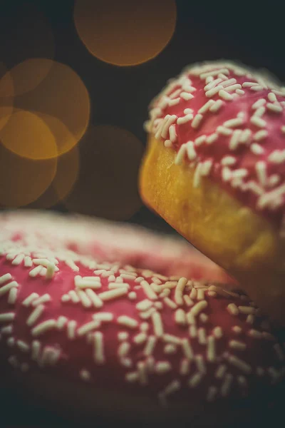Leckere Rosa Donuts Mit Süßem Belag Auf Einem Holztisch — Stockfoto