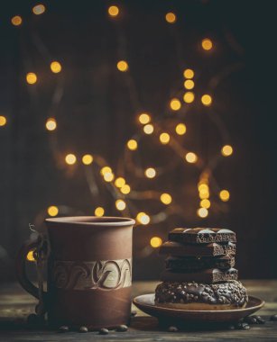 Çikolatalı lezzetli çörekler ve sıcak renkli bir fincan kahve..