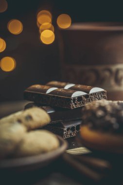Çikolatalı lezzetli çörekler ve sıcak renkli bir fincan kahve..