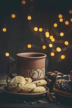 Çikolatalı lezzetli çörekler ve sıcak renkli bir fincan kahve..