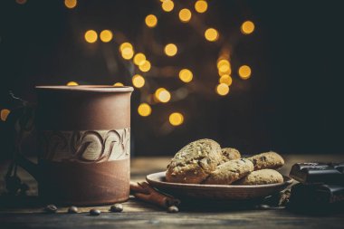 Çikolatalı lezzetli çörekler ve sıcak renkli bir fincan kahve..