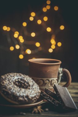 Çikolatalı lezzetli çörekler ve sıcak renkli bir fincan kahve..